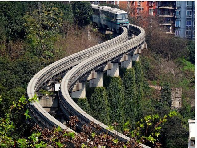 停靠在八楼的二路汽车